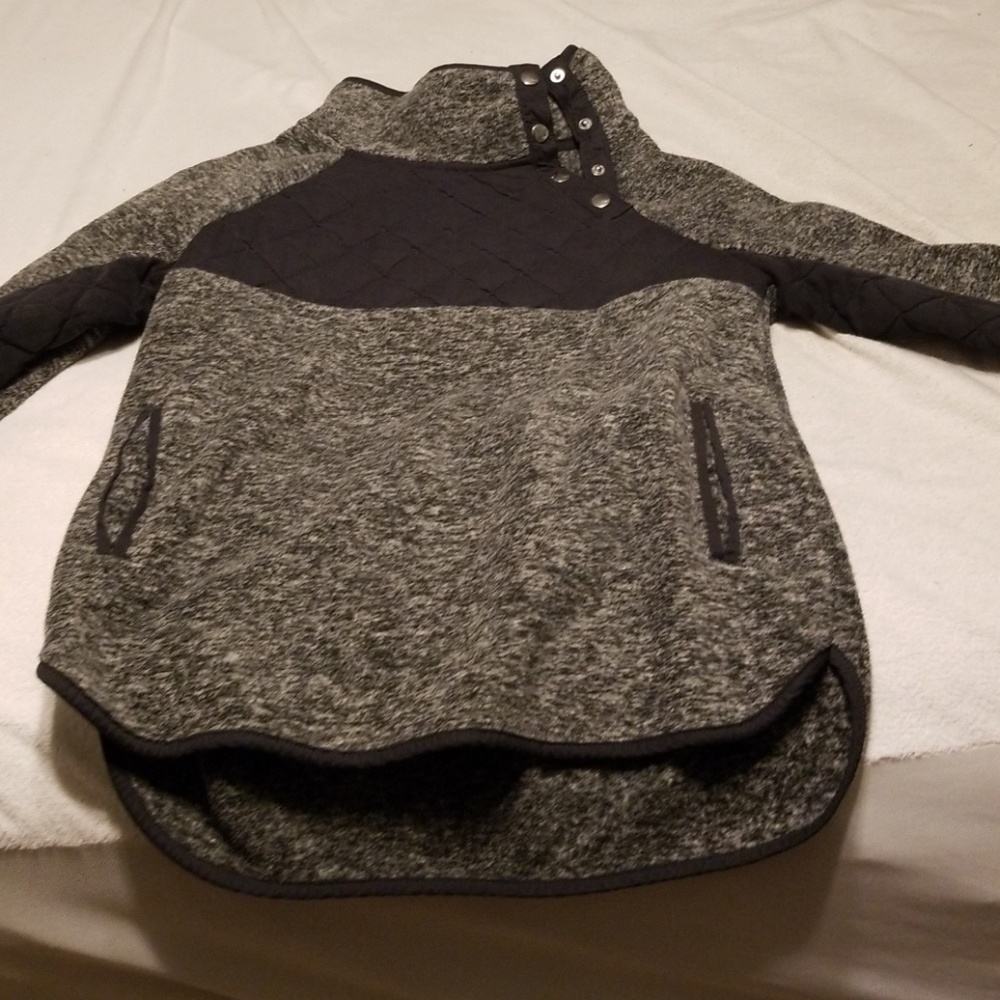 Gray and black pullover sweater